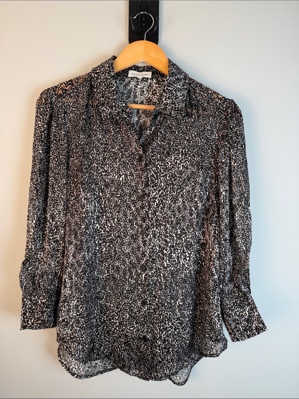 Bella Dahl Silk Blend 3/4 Bishop Sleeve Button Up in Silver Leopard